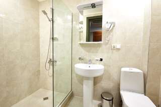 Отель Green Tower Hotel Тбилиси Стандартный одноместный номер с душем-4